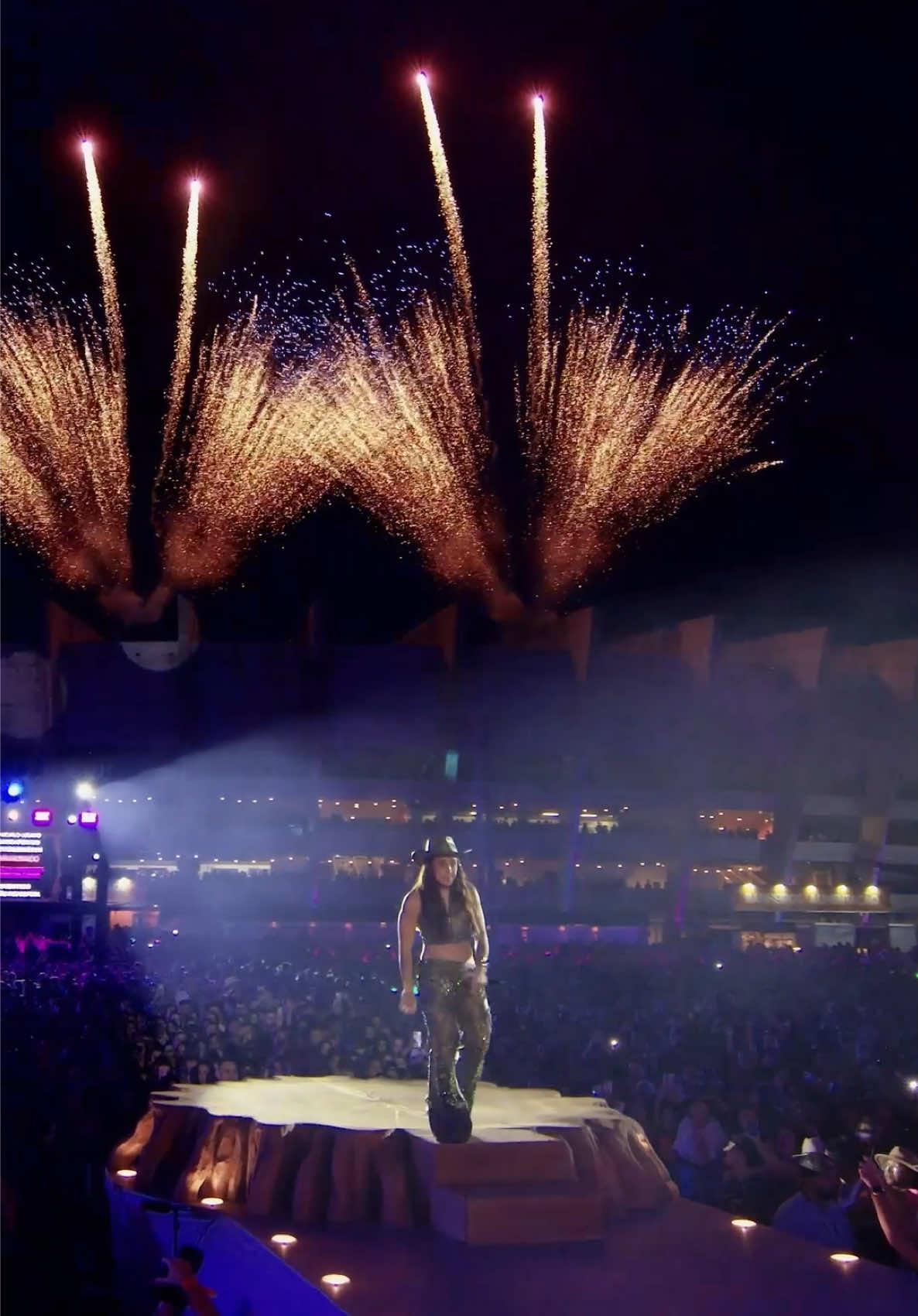 Aqui só tem alegria, eu gosto dessa folia, essa é minha paixão… 💃🏻🤠 Já ouviram essa moda hoje? #lauanaprado #musicanova #raizbh 