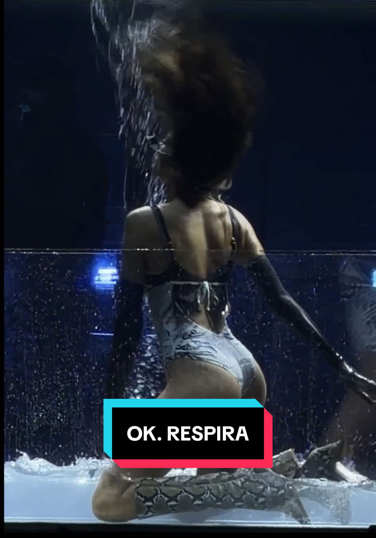 Dopo le polemiche per Black Nirvana, Elodie torna sul palco e zittisce tutti con una performance nella vasca sulle note di Ok. Respira 🔥🫧 energia pazzesca, presenza assurda #elodie #elodielive #okrespira #concerto #milano 