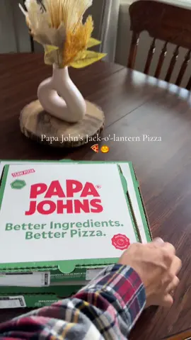 The perfect dinner for Halloween! @@Papa Johns##papajohns##pizza##papajohnspizza##jackolantern##dinner