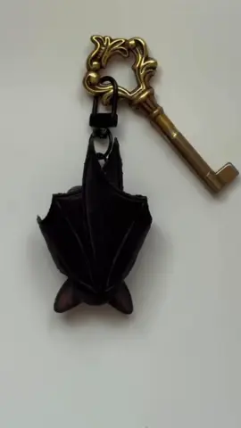 Sylvanian Chaveiro Bat Familia tudo de brechó com todo carinho e atenção que a Cuddle tem 🦇✨🎀#sylvanianfamilies #keychain #chaveirobatfamily #batfamily #miniaturas 