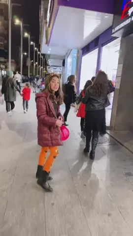 todos reímos 🤣 con tanta locura, entre dulces, frutas y travesura 🍫🍊🍌. Halloween de miedo, pero con sabor, ¡entre risas y sustos lo pasamos mejor! 🎭💀