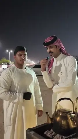 شاب صغير بالعمر، بس قلبه كبير وطموحه ما له حدود، قرر يفتح مشروع شاهي بسيط من فكرته وجهده. كل يوم يصحى بدري، يجهز المكان، ويبدأ يقدم الشاهي بابتسامه كأنها سر النكهه. ما شاف العمر عذر، ولا الانتظار حل، تعب وسعى، والله بارك له. مشروعه يمكن بسيط، بس فيه قصة كفاح جميلة، فيها شغف وأمل ودعوات الناس له بالرزق والتوفيق. المكان : مقابل شعيب فليج عند طلعة الحفر #سيف_المطيري #حفرالباطن_الان 