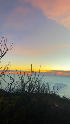 Cahaya pertama menyinari pegunungan, merah jingga meghiasi langit pegunungan🤗☘️🌿🍀