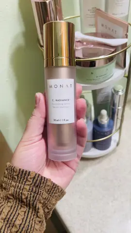 “La vitamina C es clave para una piel radiante y protegida 💫 El C. Radiance Illuminating Serum de MONAT ayuda a reducir manchas, mejora la luminosidad y aporta firmeza. Perfecto para comenzar el día con una piel fresca, uniforme y llena de vida  #skincare #rutina #monat #glow #glownatural 