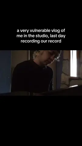 i dont expect many to watch this whole thing but i’m putting it out there anyways. Weirdo is out now, i hope you can take a moment to listen to it <3 #fyp #Vlog #vulnerable #album 