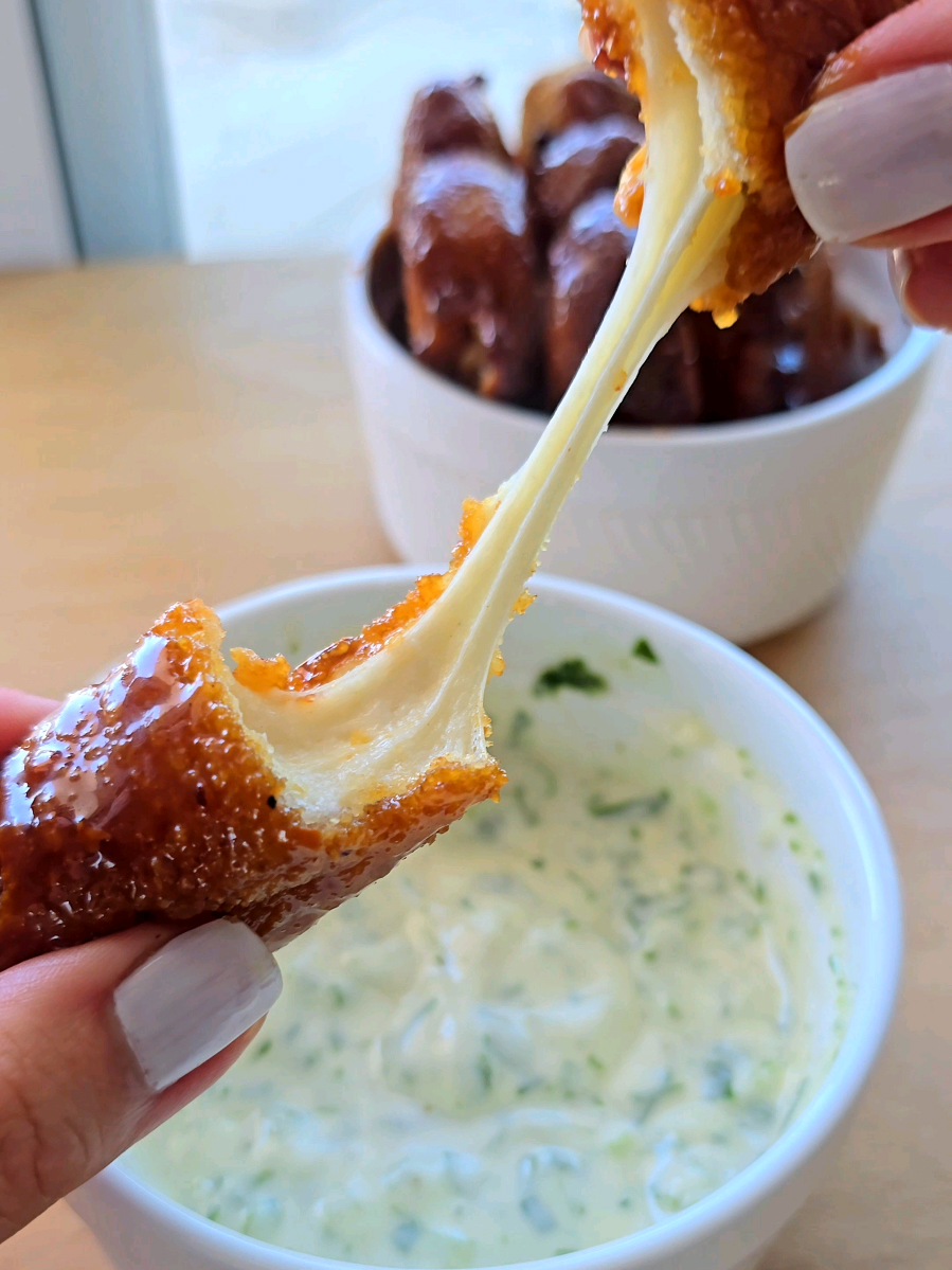 Te muestro una forma fácil y distinta de preparar los bastoncitos de muzarella de grupolar.  INGREDIENTES Salsa Nashville: 1 cda de manteca 1 cda de azúcar negra/mascabo 1 cda de miel Chorrito de vinagre Ají molido, pimentón ahumado Para el dip: 2 cdas de yogur natural 2 cdas de mayonesa Jugo de limón Ajo Cebolla de verdeo Perejil  Sal, pimienta Es tan sencillo como cocinarlos de la manera que más te guste. Yo los hice es mi freidora de aire Oster. Mientras les preparas este barniz que se hace derritiendo un poco de manteca con azúcar negra o mascabo, miel, vinagre, pimentón ahumado y ají molido. Mezclas hasta que te quede así y cuando estén listos los bastoncitos los mandás adentro de esta salsa. Preparás un dip mezclando dos cucharadas de yogur con dos de mayonesa, jugo de limón, ajo, cebolla de verdeo, perejil sal y pimienta. Si te gusta lo agridulce, probalo porque te va a encantar. #bastonesdemuzzarella #bastonesdemozzarella 