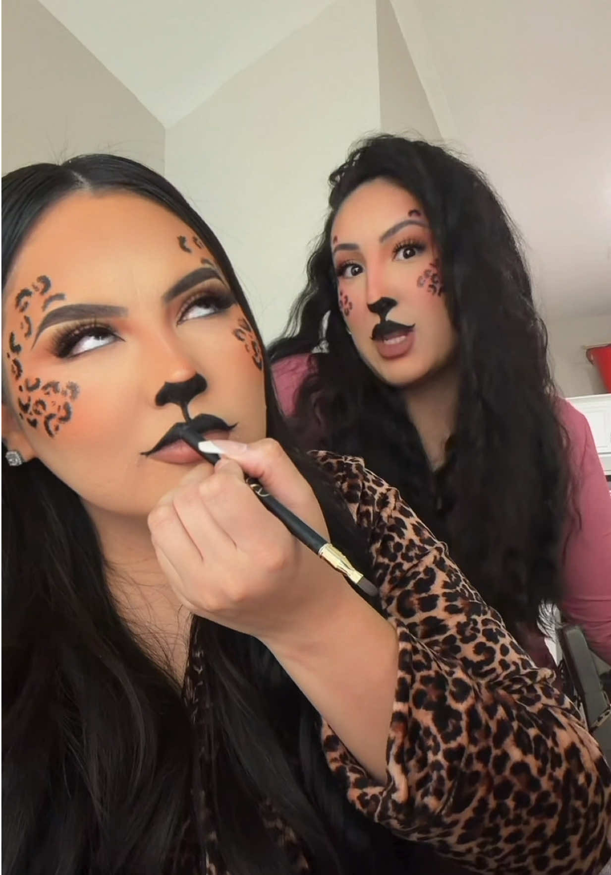 happy halloweeeennnnn 🐆🖤🤎 @Jells 