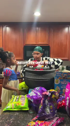 Getting ready for the Trick Or Treaters 🎃👻 #halloween #halloweencandy #halloweencandyprep #trickortreats #trickortreat 