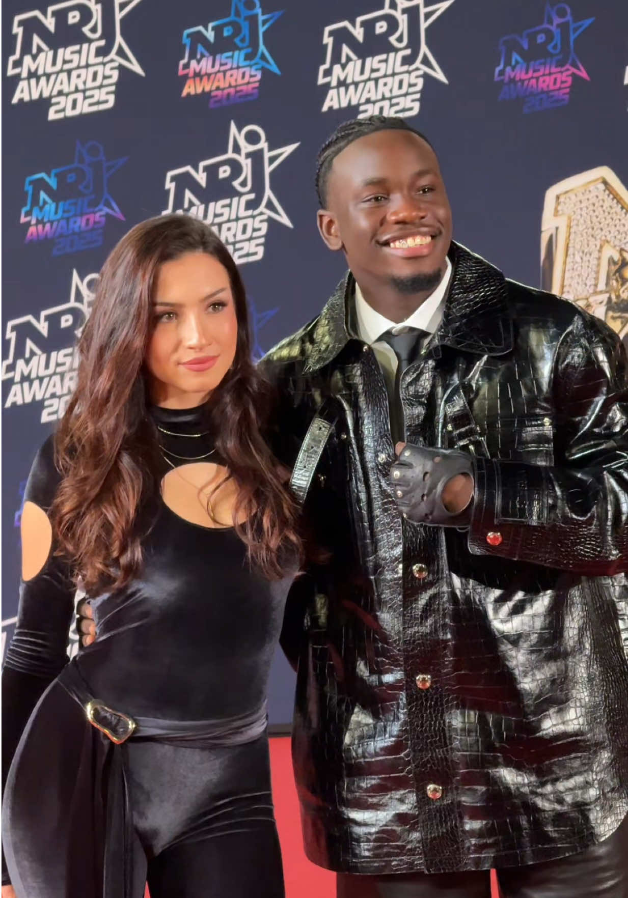 Sur une sals… euh un tapis rouge 😅 Jungeli et Lénie ! 🤍 #nrjmusicawards #nma #jungeli #lenie 