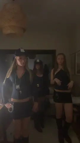 Mine bedste veninder!!#halloween #police @Emmaaa💞 @sille 