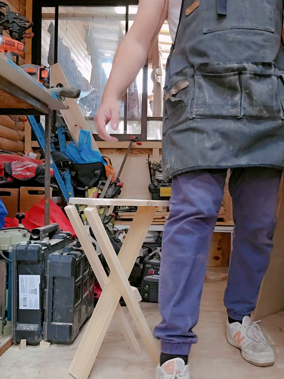 Con solo una tabla de 90x23 cm, te muestro cómo fabricar este asiento plegable práctico, resistente y fácil de guardar. 🔨 Un proyecto ideal para aprovechar esos retazos de madera y crear algo útil.  📐 Medidas incluidas en el video 🪚 Plegable, funcional y 100% hecho a mano #CarpinteríaFácil #HechoEnCasa #DIYMadera #PlanMaker #gussamadera 