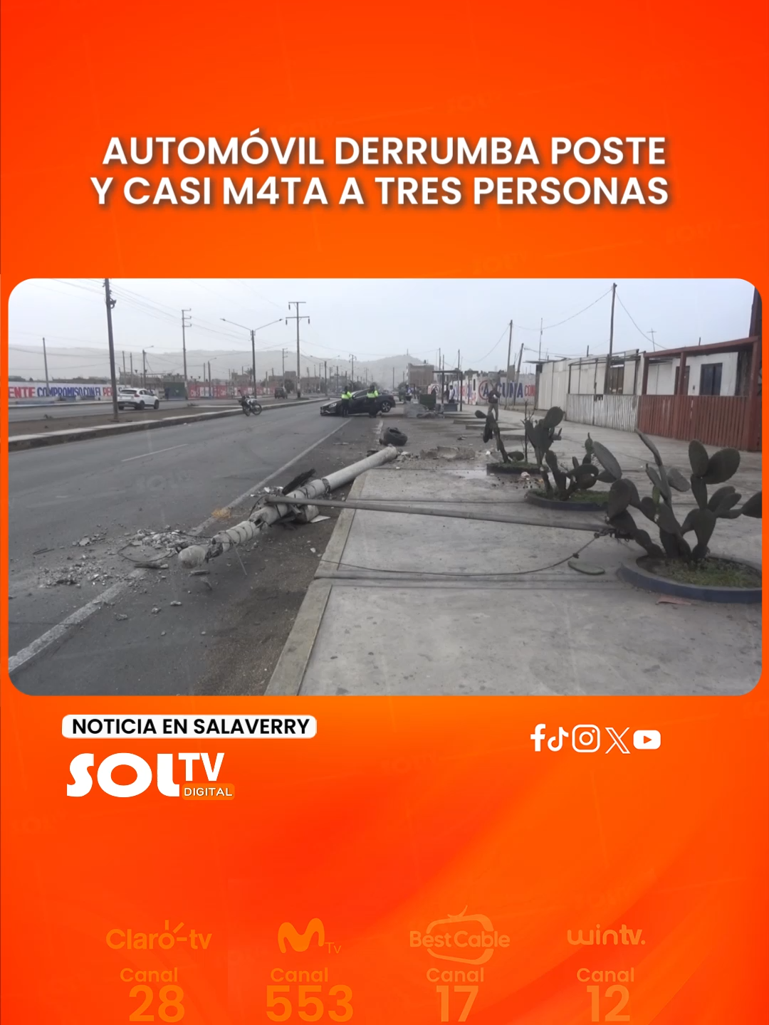 #Salaverry | Un automóvil chocó contra un poste y lo derribó en el ingreso al distrito. Una vendedora de desayunos, su hijo y un comensal se salvaron de milagro.