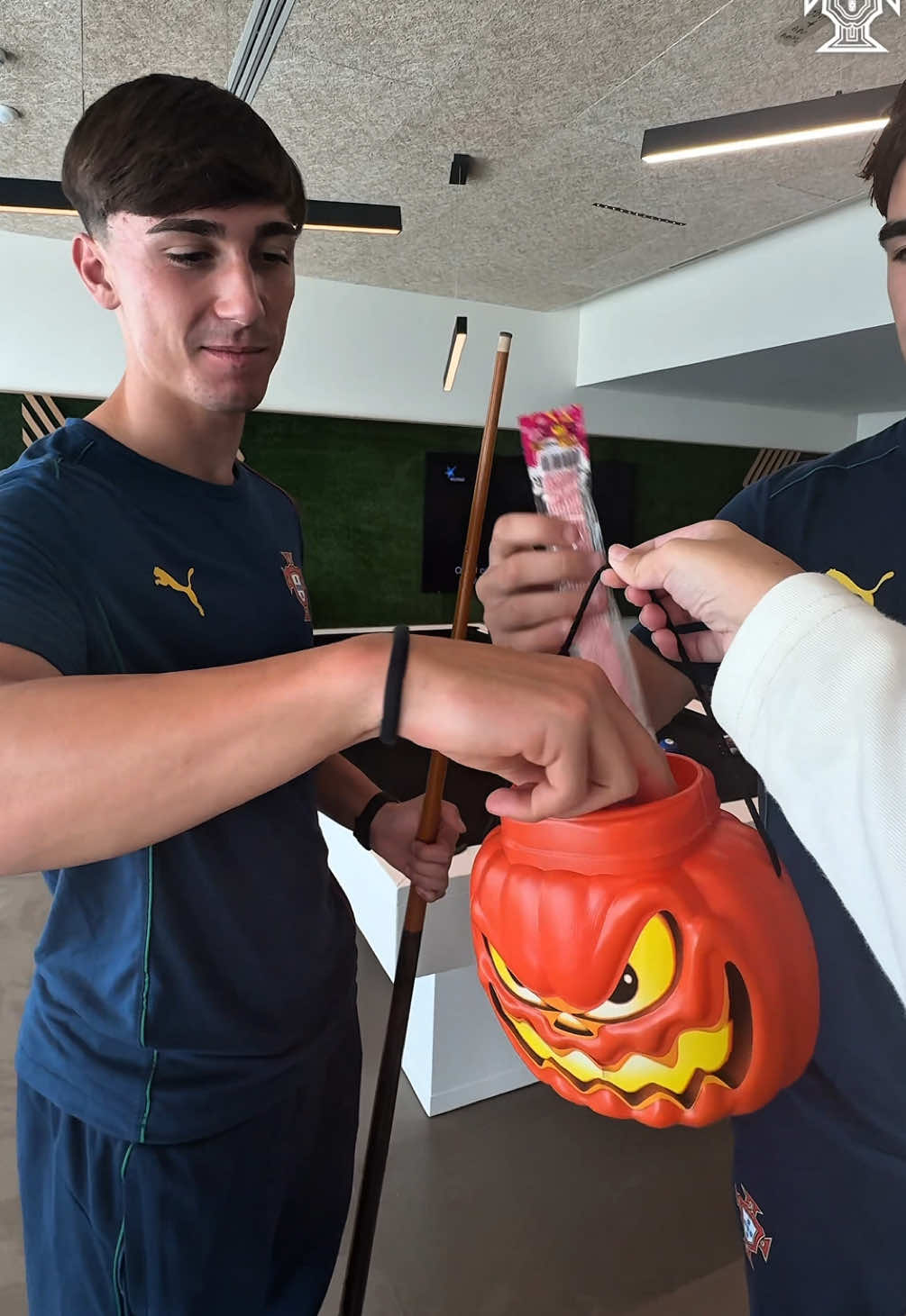 Não há quem resista aos doces do Halloween 🎃🍭 #FazHistória #U17WC  No one can say no to Halloween treats 🎃🍭 #HistoryNeedsMakers