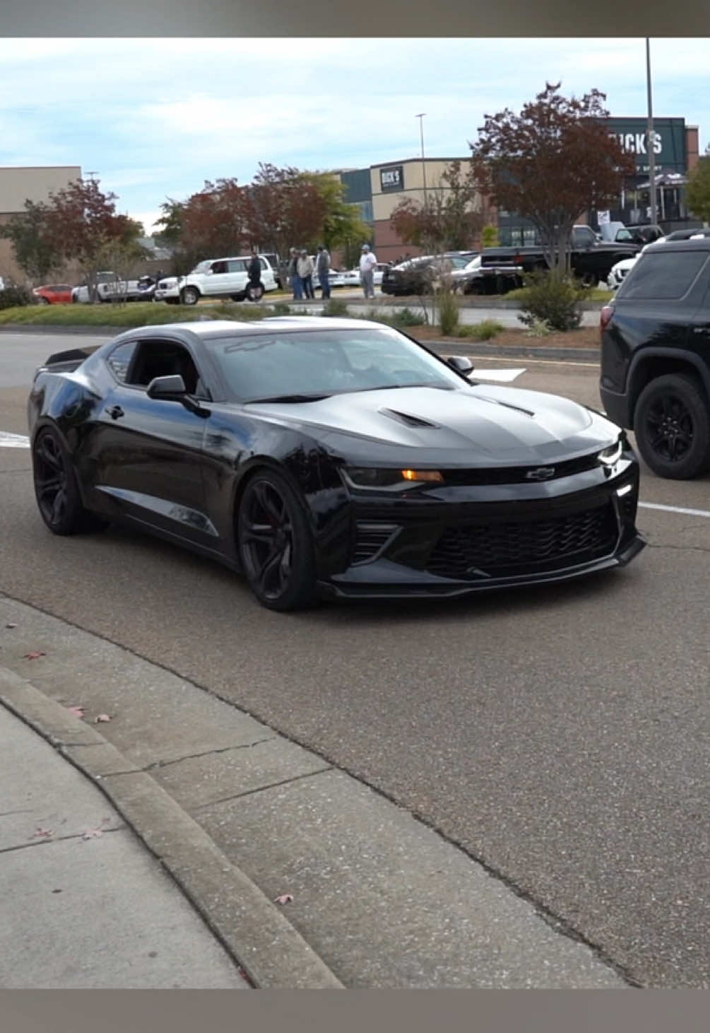 Camaro SS making its presence known 🫠  • Tag the owner if you know them! • #harpercarsandcoffee #camaross #sscamaro #camaro #chevycamaro 