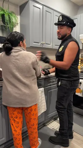 Creo que se enojo mi mamá🤣 #parati #peru #xyzbca #halloween #policia 