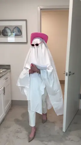 🎃 Mis amores, hay dos tipos de personas el día de Halloween… 👩‍💼 los que llegan al trabajo como si fuera un día normal, y los que llegan listos para robarse todas las miradas 👻 Sea con disfraz o sin él, en Alonso & Alonso seguimos trabajando por sus sueños migratorios, porque el compromiso no se disfraza 💪❤️ #VanessaAlonso #HalloweenEnLaOficina #SueñosMigratorios #AlonsoYAlonso #MiGente #SíSePuede #EquipoDeLosSueños 🎃💼👻