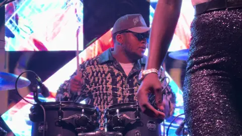 We love Congolese music and here is Madilu system for you 🥰 #congolaise🇨🇩 #livemusic #tiktokcongolais🇨🇬🇨🇩 