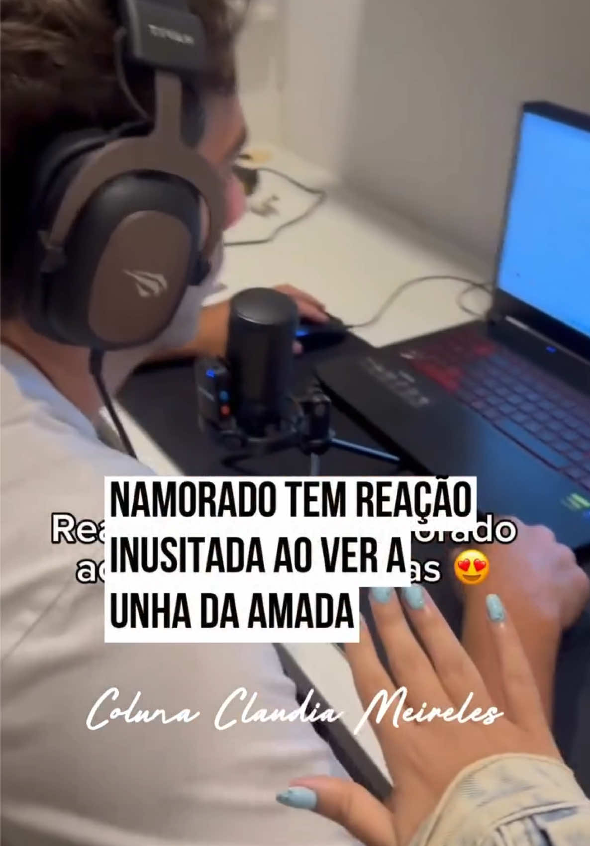 Melhor que fazer as unhas é ter alguém que valorize o resultado. No caso da influenciadora Adrinne Moraes, o #namorado, Bruno Helal, assume o papel de reagir à cor escolhida para a semana. Em um vídeo compartilhado nas redes sociais, dá para ver toda a dedicação de Bruno ao exaltar as unhas da amada. Ele até muda o tom de voz para mostrar o quanto ficaram impecáveis. “Ah não, mentira! É azul o que isso aqui? ‘Tá’ lindo, mona!”, elogia. #TikTokNotícias 📹 adrinnemo (ig) | @Myhoodbr 