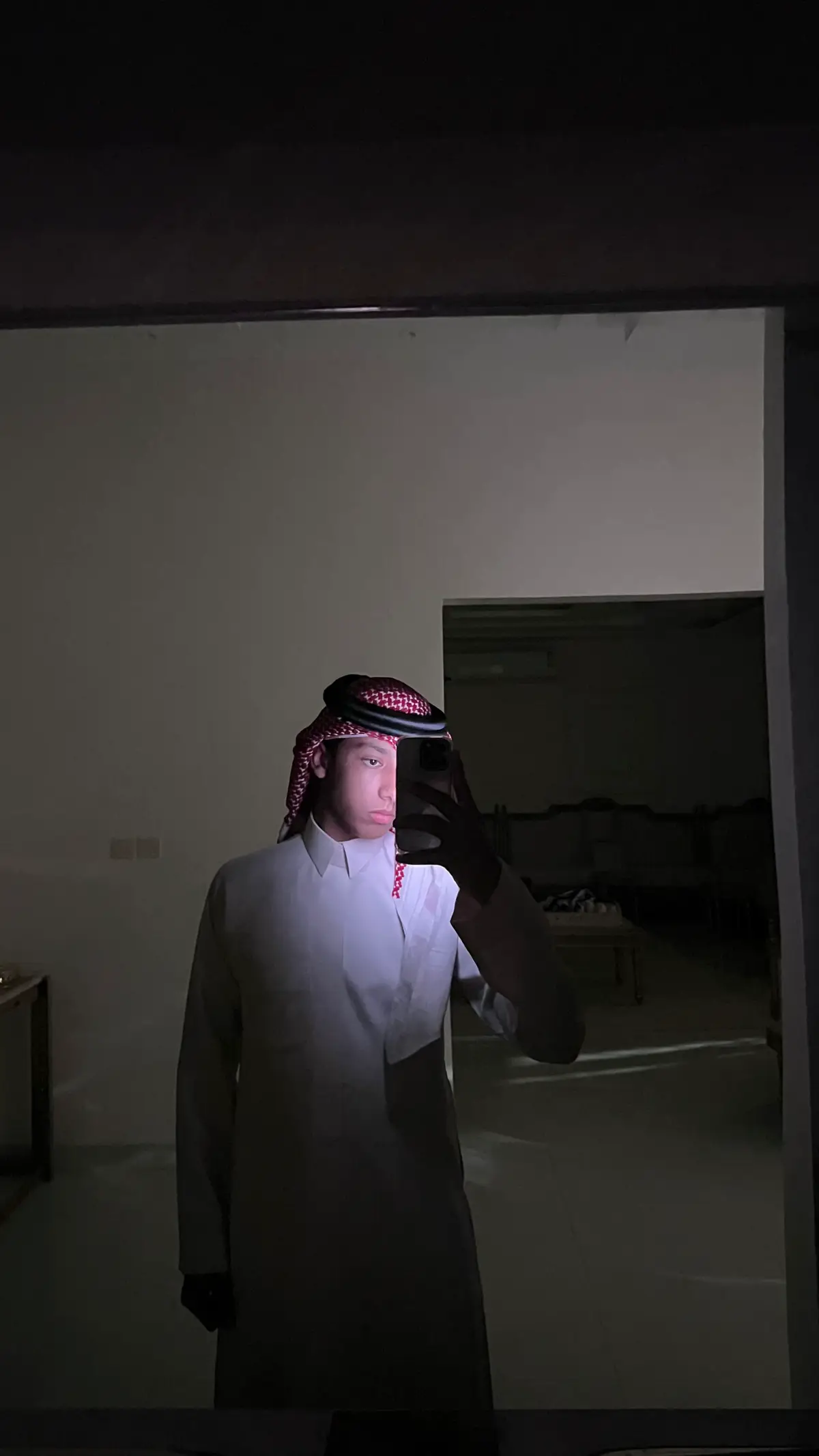 أنا لمحتك بس كان الزحام قاسي بيني وبينك ناس ودموعي وأنفاسي حاولت أقرّب منك وكان السلام يكفي مديت كفي لك وما أحد مسك كفي لا أنت ولا أحد غيرك أنا سمعت اسمك في عز نسياني سمعت صوت قال اسمك وصحّاني من طول هالترحــال على واحد ثاني كله ظما وآمـال ويشكي عليك الحال ما له أحد غيرك لا يكون أحد غيرك #بدر_عبدالمحسن 