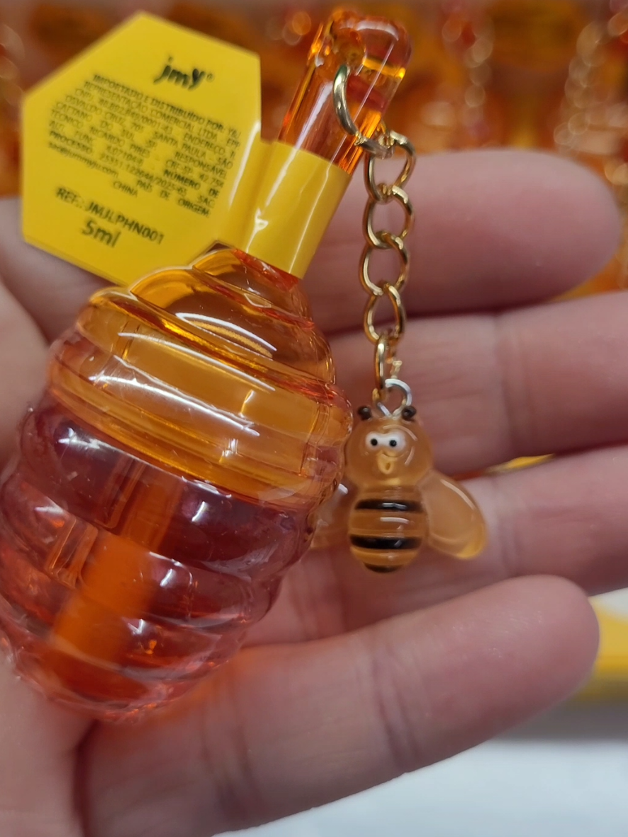 o seu lip honey agora com um chaveiro de abelha! disponível em nosso site e tem cupom de desconto para a primeira compra  #liphoney #glossdemel #dicasdemaquiagem #glossylips 