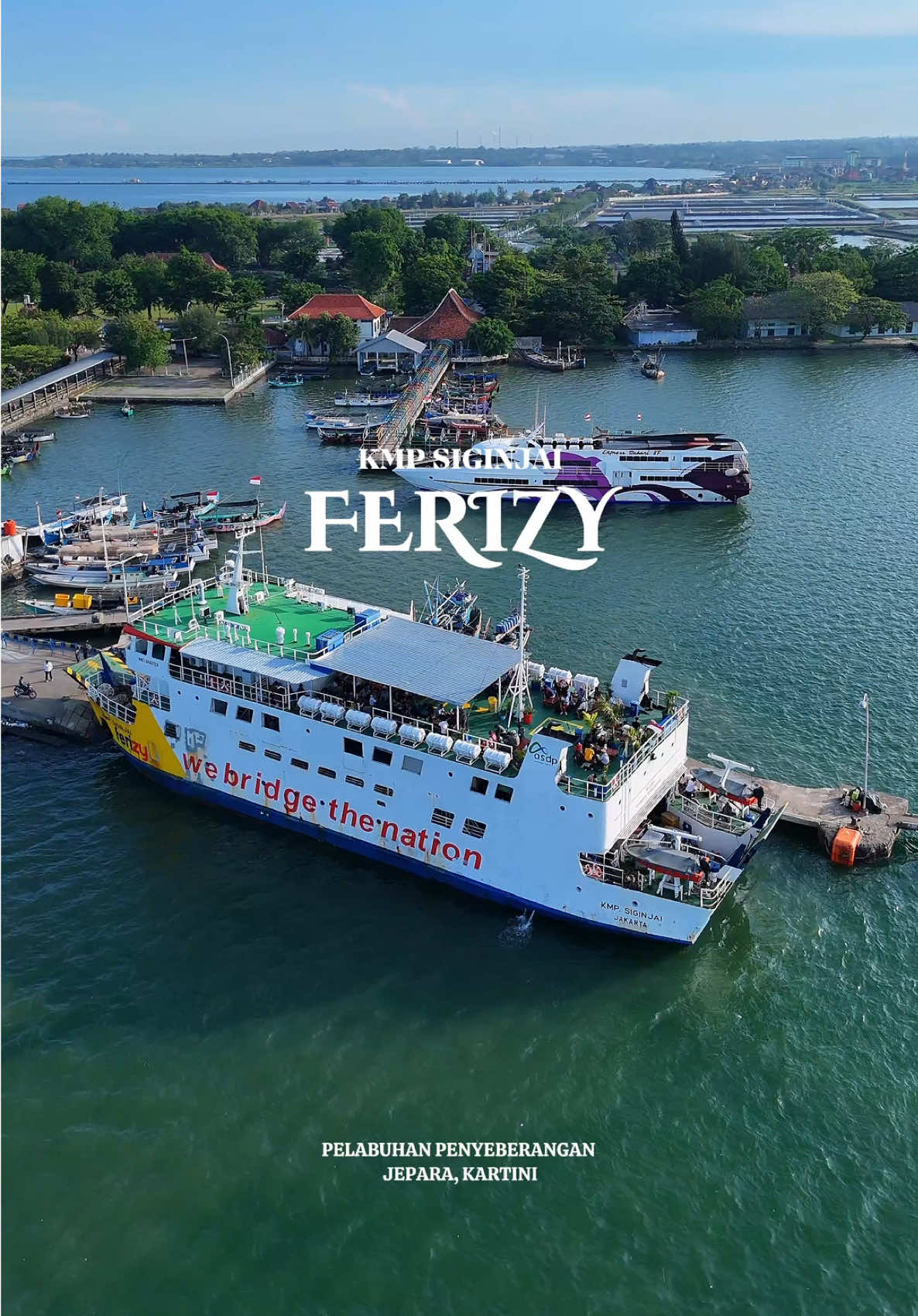 🛳️ Pesona KMP SIGINJAI🔥 Perjalanan dimulai dari Pelabuhan Kartini Jepara menuju surga tersembunyi Karimunjawa 🌴✨ Nikmati pemandangan laut biru, angin sejuk, dan momen tak terlupakan di atas kapal KMP Siginjai – Ferizy 💙 Siapa yang udah pernah naik ini⁉️😍 Follow: @TEMPAT WISATA JEPARA  #Jepara #Karimunjawa #KMPsiginjai #Ferizy #PelabuhanKartini 
