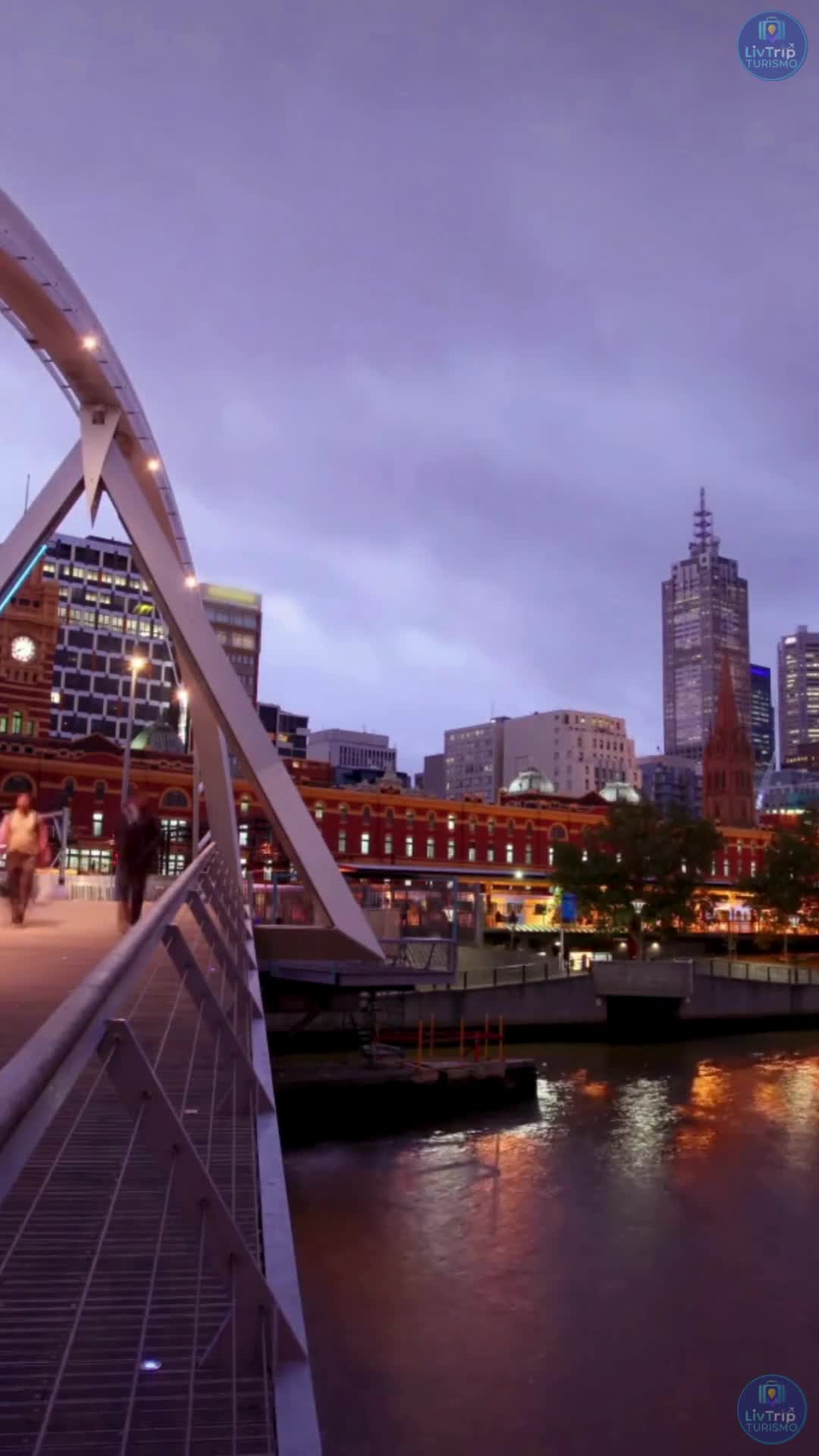 Budapeste é uma joia europeia banhada pelo Rio Danúbio 💎 Com castelos, banhos termais e pontes iluminadas, a cidade encanta em qualquer época do ano. 🫶 Curiosidade: o metrô de Budapeste é o segundo mais antigo do mundo, só perde para o de Londres! 📩 Que tal viver essa experiência nas suas próximas férias? #livtripturismo #budapeste #hungria #roteiroeuropa #viagemdossonhos #destinosincriveis #viajarfazbem #feriasperfeitas #dicasdeviagem #turismodeexperiencia