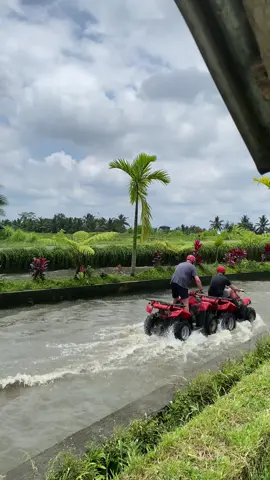 Ini orang udah pada tua tua kok senengnya main air? #atv #adventure #tidakpernahfyp #atv #balidriver 