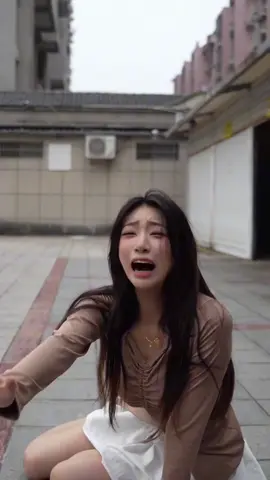 泡沫短剧：男朋友和有钱女人走了，爱情终究比不过面包…. Bubble drama : The boyfriend and the rich woman are gone, and love is not as good as bread after all... #泡沫 #邓紫棋 #抽象 #dance #安安 