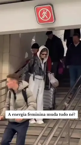 Não é sobre chamar atenção, é sobre presença. Quando você se arruma pra você, o mundo inteiro muda o tom #mulherelegante #feminilidade #mulherfeminina #vaiprofy #foryoupage 