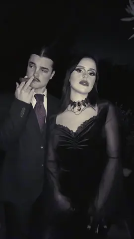 c’était le thème apparemment #couplescostume #morticiaaddams #gomezaddams #addamsfamily #Halloween