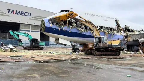 Here’s a longer video of the upper section removal #747 #taiwan #boeing #fyp 