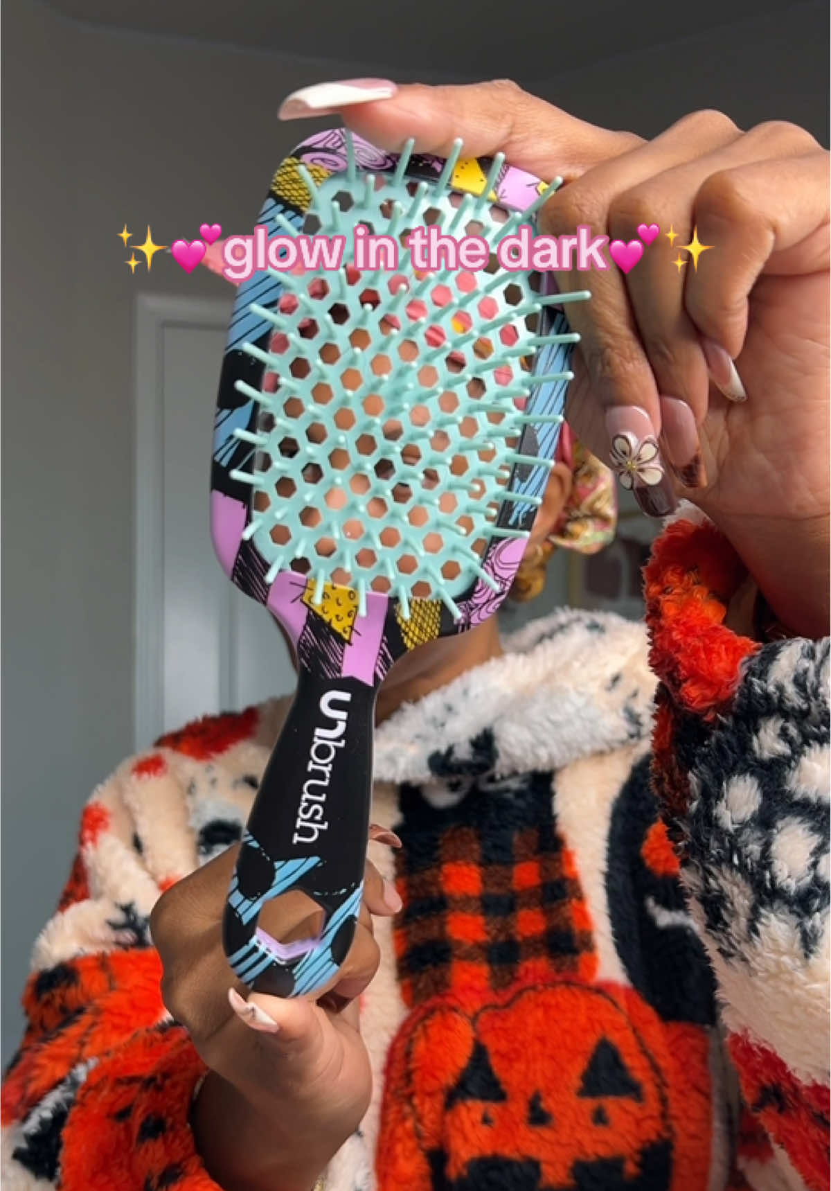 Oh and it glows in the dark!!! Get it before they discontinue or sell out 😫 #unbrush #TikTokShopBlackFriday #tiktokshopcybermonday #giftideas #stockingstuffer 