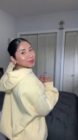 Este hoodie amarillo es todo lo que está bien 💛
 Súper cómodo, de buena calidad y perfecto para los días fríos 🍂
 Yo lo pedí en talla XS (110 lbs / 50 kg / 4’11” / 1. 50) y me quedó hermoso 🤍
 Además tiene envío gratis y el precio… increíble para la calidad 😍
 #HoodieSeason #CozyOutfit #FallFashion #TikTokShopFinds #OOTD 
