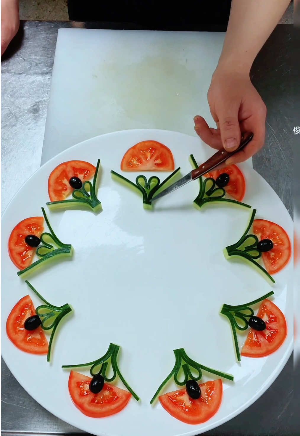 盘饰围边一看就会！ #创意摆盘 #果蔬造型 #摆盘技巧 #蔬菜花样切法 #吃出仪式感 