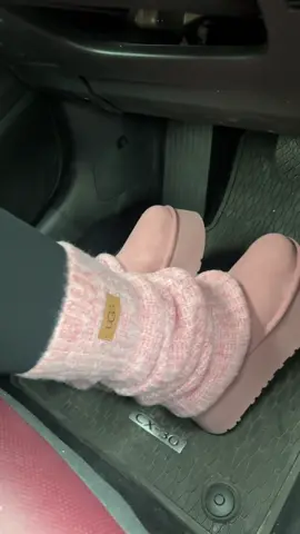 #uggs #sabrinacarpenter classic mini dipper legwarmer boot pink dawn @UGG® @Sabrina Carpenter WE TWINNEN GIRL #legwarmers 