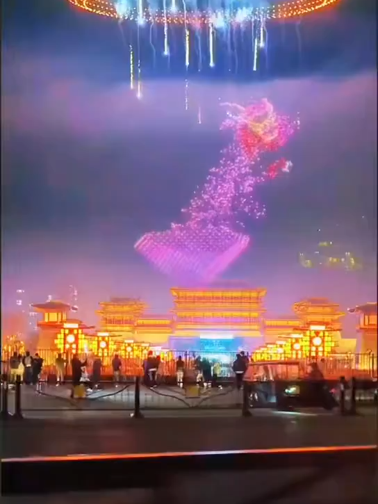 Welcome to Luoyang — where history meets innovation in a magnificent drone light show! 🎆🚁✨ #Luoyang #Henan #DroneShow #LightArt #CulturalHeritage #ChinaVibes