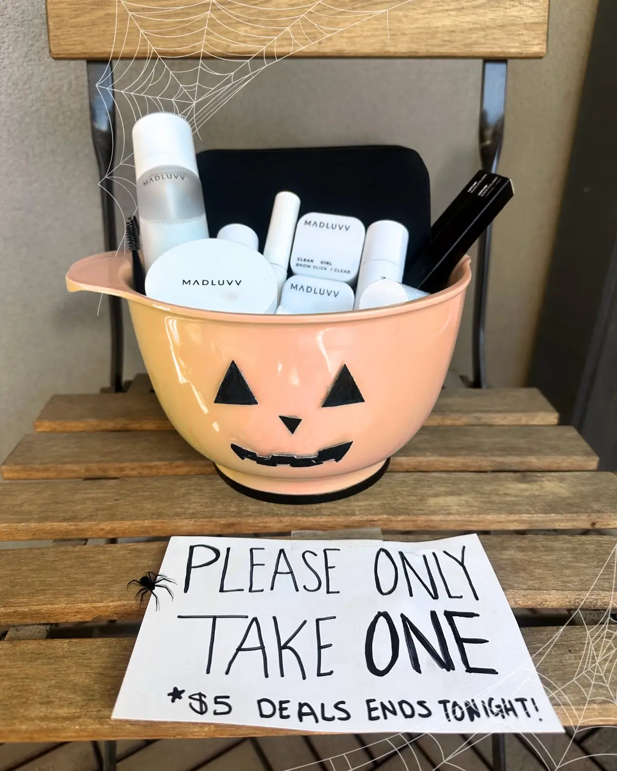 Self-control at its finest. Happy Halloween! 🎃 #halloween #halloweencostume #trending #funny 