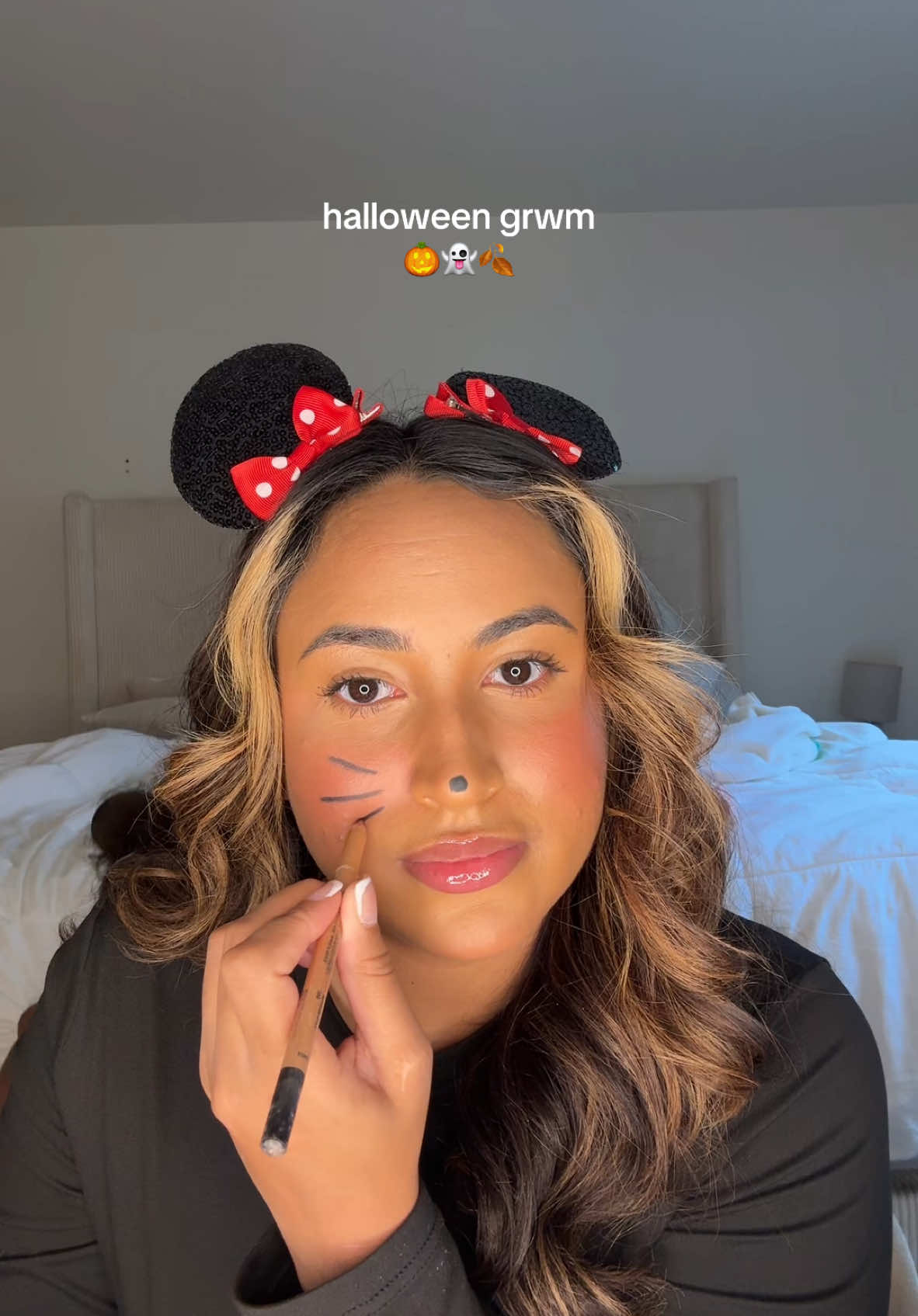 Halloween grwm 🎃 @Kosas @Rizos Curls @makeupforever @Milani Cosmetics @loréal paris usa   #fyp #morganbaiiley #geegerweegerfeeger #halloween #toddlermom 