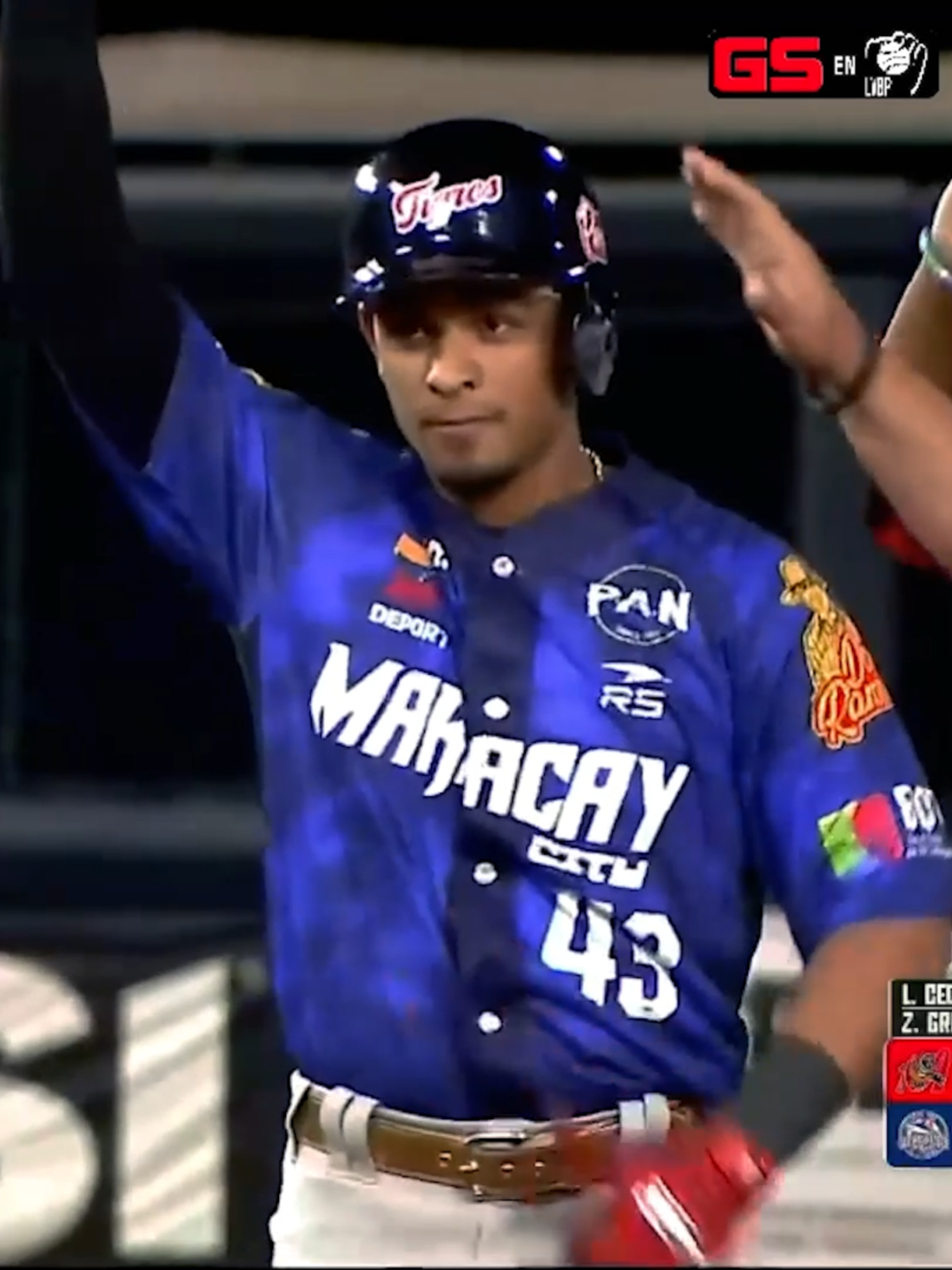 Así inció el juego TIGRES vs TIBURONES en MACUTO. LORENZO CEDROLA conectó doblete y luego se ponchó CAFECITO, ALBERTO MARTÍNEZ. La Guaira sacó el cero. Tigres de Aragua vs Tiburones de la Guaira - Estadio Fórum La Guaira. Viernes 31 de octubre 2025. LIGA VENEZOLANA DE BÉISBOL PROFESIONAL - LVBP Entra ya al link en nuestra bio. GrandSlamInter con videos, información en vivo, estadísticas, programas en vivo, entrevistas y más.  - 25 años con la pasión del béisbol de la LVBP y MLB.  Síguenos, dale LIKE, guarda, comenta y comparte con tus amigos. LIGA VENEZOLANA DE BÉISBOL PROFESIONAL - LVBP. Aguilas del Zulia, Cardenales de Lara, Caribes de Anzoátegui, Leones del Caracas,  Tiburones de La Guaira, Bravos de Margarita, Navegantes del Magallanes y Tigres de Aragua.  #grandslaminter #lvbp #venezuela #tigresdearagua #tiburonesdelaguaira Cortesía: Televen  @pastvdeportes.tv @el.pionero1970 @el.temible0