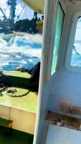 Tetap berhati hati iya kawan kerjanya tetap semangat caiyooo salam jangkar dari cromwell101⚓️🔥🚀🌊🌊🐋🚁🗺️#pelautpunyacerita #pelautindonesia #pelautindonesiatiktok #fypシ #masukberanda #nelayan #fyppppppppppppppppppppppp #berandatiktok #fyp #cromwel101 #kapalpursen 