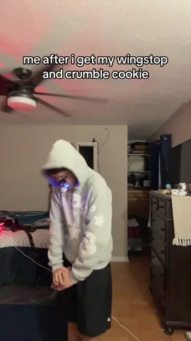 yall notice anything😎 #wingstop #crumblcookies #viral #relateable #bigbackactivities 