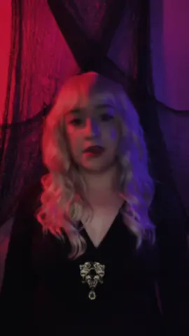 My arms bend back #laurapalmer #twinpeaks #davidlynch #twinpeaksshow #laurapalmercosplay 