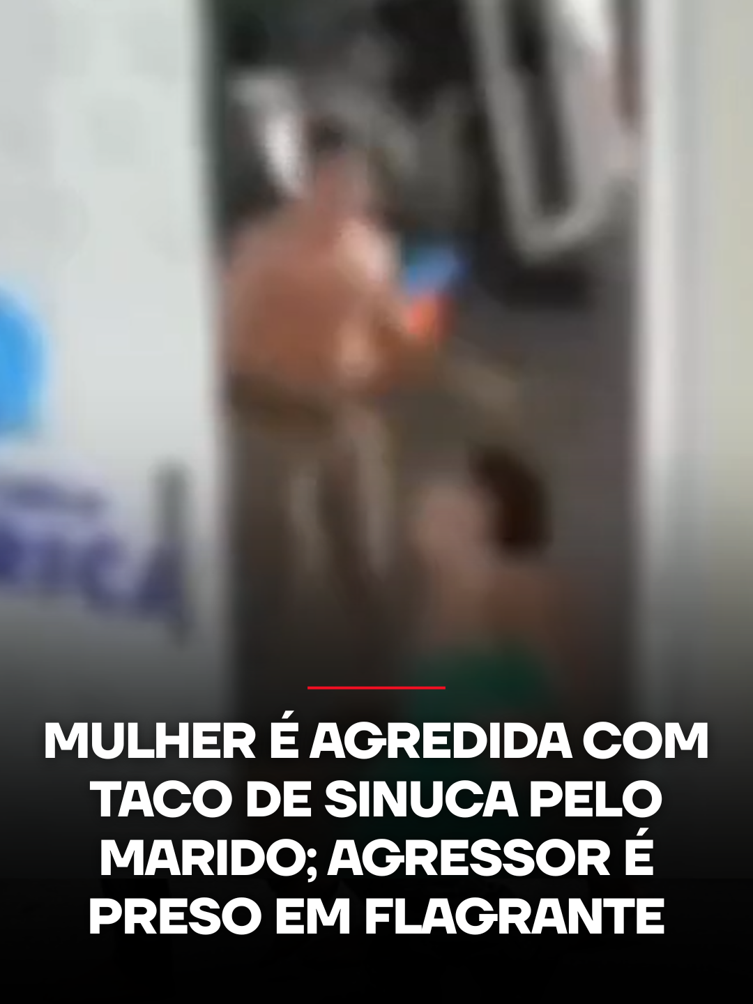 Uma jovem de 22 anos foi agredida com um taco de sinuca pelo marido, na tarde da última terça-feira (28), em Sorriso, a cerca de 420 km de Cuiabá. A violência aconteceu dentro da vidraçaria do seu marido e foi registrada por câmeras de segurança. As imagens mostram o momento em que o homem atinge a vítima e a persegue em outro cômodo. Segundo a Polícia Militar, a própria vítima acionou os policiais e relatou o caso. O agressor, que já tinha histórico de ameaças e outras violências, foi preso em flagrante e encaminhado para audiência de custódia. 📺 Confira na JP News e Panflix 📌 Siga o nosso perfil @jovempannews #Brasil #Violência #Mulher #MatoGrosso #Sorriso #Polícia #SegurançaPública #JovemPanNews
