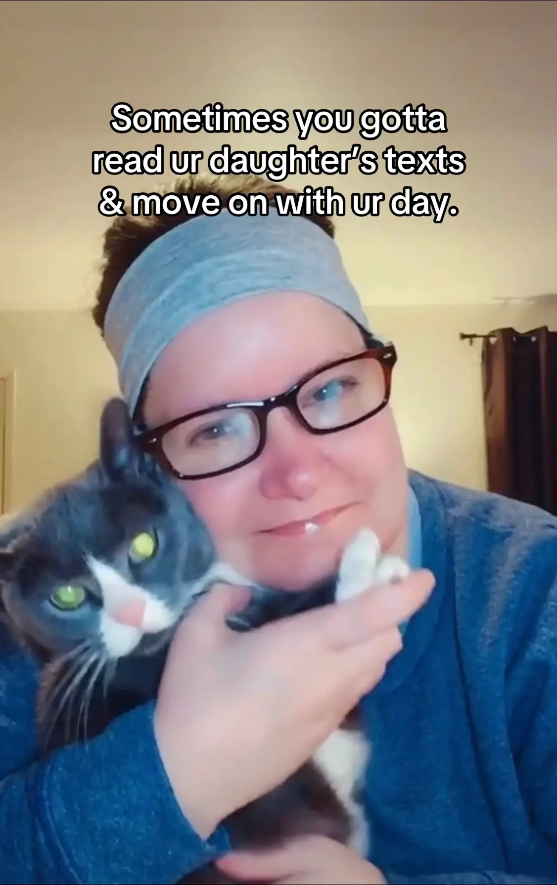 If she would, she could! She’s not gonna starve, but she’d like to make you think she will. #cats #catsoftiktok #gatos #cat #gatostiktok 