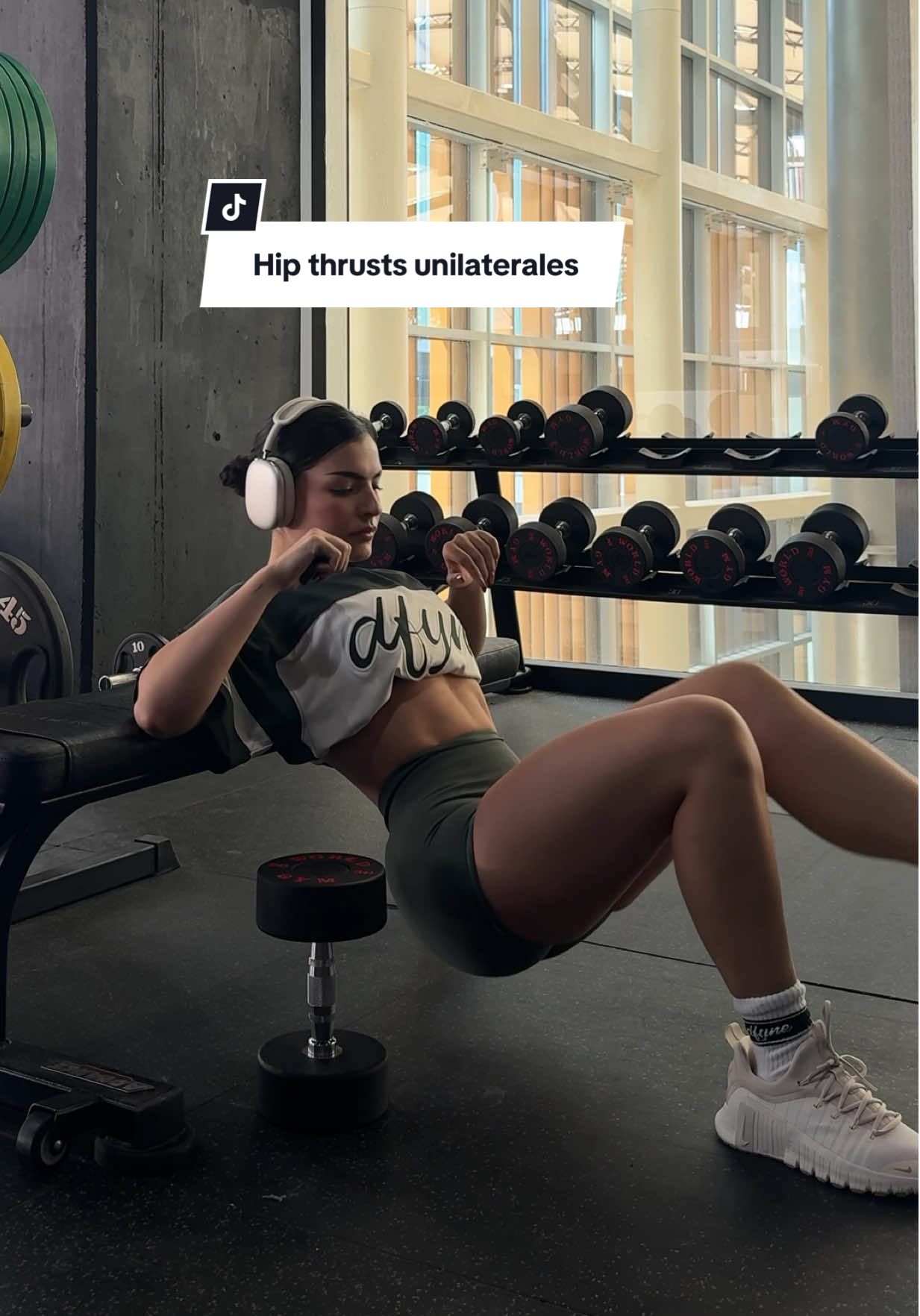 Uno de mis ejercicios fav para gluteos en forma de P🙊🫶🏻 hip thrusts unilaterales con mancuerna✨ mi outfit es de @DFYNE y puedes usar mi código de descuento 