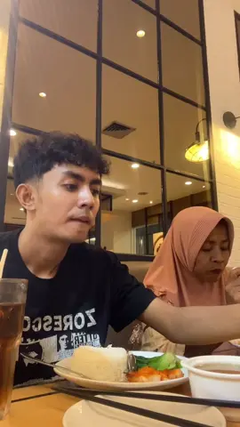 Aku kerja cuman biar gak ngerepotin ibuk sama bapak terus🥹🫶satu persatu aku wudjutin semuanya ya pak buk✨ #fyp #keluarga #surabayatiktok 