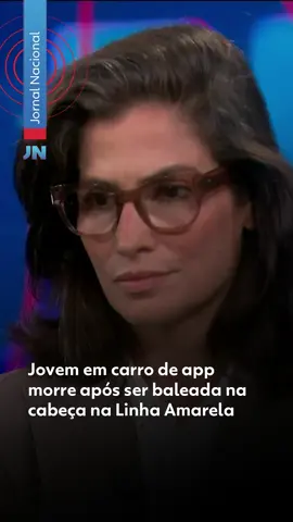 Rio de Janeiro - Uma mulher morreu após ser baleada durante um tiroteio na Linha Amarela na tarde desta sexta-feira (31). Bárbara Elisa Yabeta Borges estava como passageira de um carro por aplicativo quando levou um tiro na cabeça. A vítima foi levada ao Hospital Geral de Bonsucesso, mas não resistiu aos ferimentos. A troca de tiros provocou a interdição temporária da Linha Amarela, uma das principais vias expressas do Rio de Janeiro. Um vídeo feito por moradores da região registrou o momento que um homem foi baleado meio da via. Segundo a Polícia Militar, ele estava com um fuzil. Segundo informações da PM, houve uma troca de tiros entre criminosos na altura da Rua Praia de Inhaúma, próximo ao Morro do Timbau, região próxima ao local onde a mulher foi baleada. Clique em 'leia o artigo' e veja a reportagem completa. #carrodeapp #riodejaneiro #linhaamarela #g1 #JN #JornalNacional