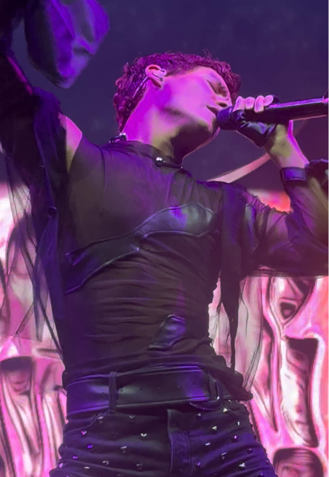 Omar Rudberg covering @Rihanna’s Rude Boy during Zara Larsson’s Midnight Sun Tour Berlin show 🔥 @OMAR #omarrudberg #zaralarsson #midnightsuntour #concert #rihannanavy 