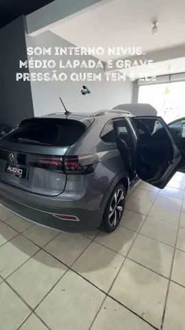 Som interno Nivus !  Sistema mantendo a multimídia original , utilizando processamento digital , caixa para subwoofer personalizada , substituição dos auto falantes internos e tweeters.  Temos o melhor projeto para o seu carro 🔊 Obrigado @bernardolins pela confiança em mais um projeto 🤝.  - - - - #sominterno #nivus #volkswagen #fpy #somalitiktok 