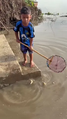 sorprendente pesca de este niño 